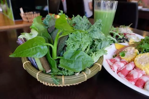 7 年前她得了「癌症」超想死,靠「吃野菜」恢復健康!野菜竟然有「這種功效」...她怒開火鍋店,讓客人吃草吃到飽!!!