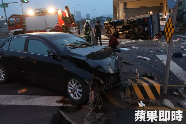 酒駕男撞翻火鍋料小貨車 夫妻被壓車底妻重傷不治