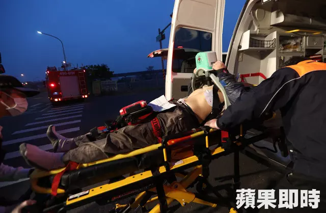 酒駕男撞翻火鍋料小貨車 夫妻被壓車底妻重傷不治