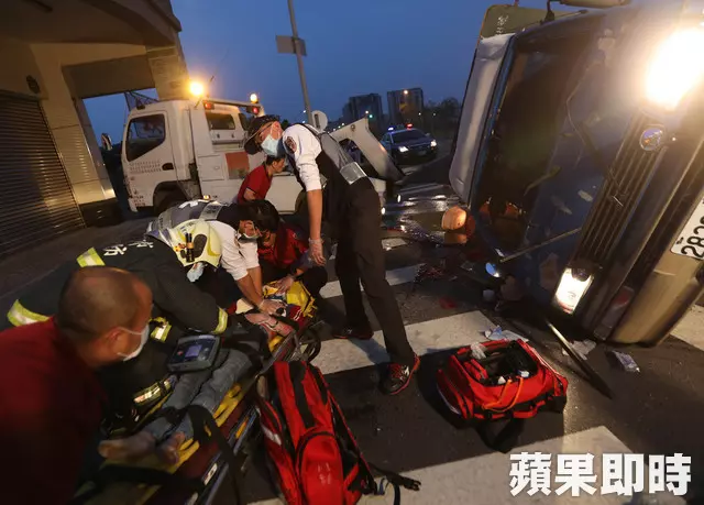酒駕男撞翻火鍋料小貨車 夫妻被壓車底妻重傷不治
