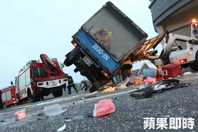 酒駕男撞翻火鍋料小貨車 夫妻被壓車底妻重傷不治