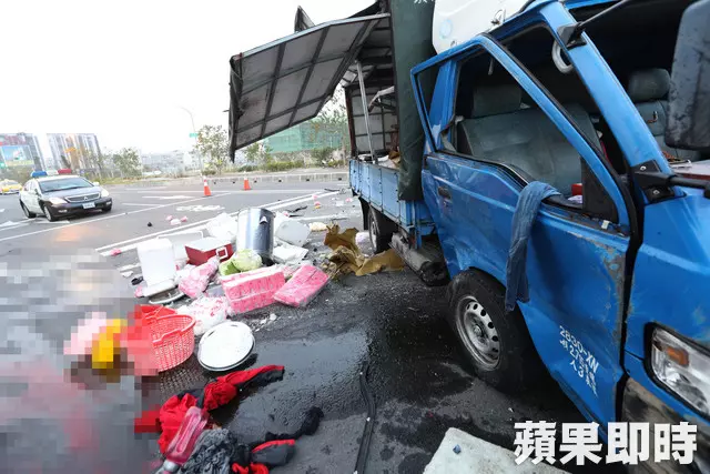 酒駕男撞翻火鍋料小貨車 夫妻被壓車底妻重傷不治