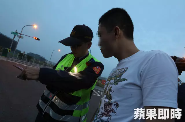 酒駕男撞翻火鍋料小貨車 夫妻被壓車底妻重傷不治