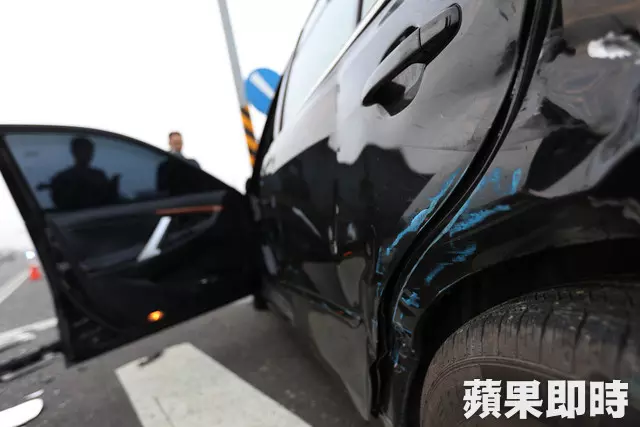 酒駕男撞翻火鍋料小貨車 夫妻被壓車底妻重傷不治