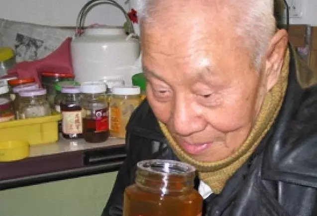 80 歲 老 蜂 農 教 你 一 杯 「 清 水 」 快 速 辨 別 真 假 蜂 蜜 !非常實用,不信試一試~