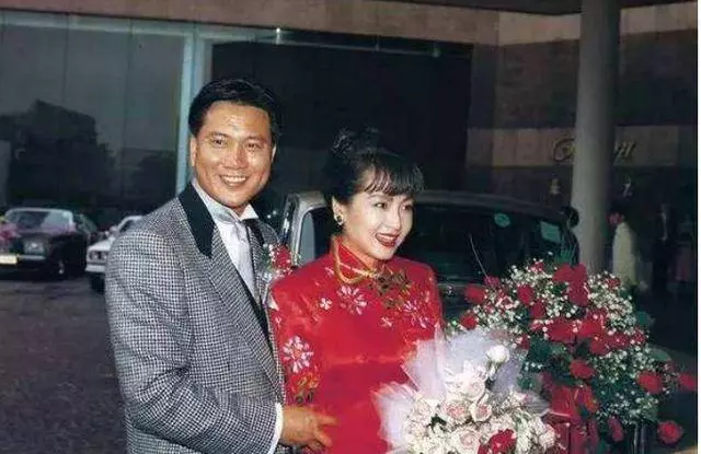 萬梓良現任和前任恬妞對比,這差距還真大,難怪萬梓良會換老婆