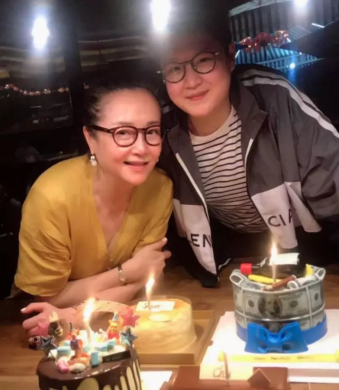 萬梓良現任和前任恬妞對比,這差距還真大,難怪萬梓良會換老婆