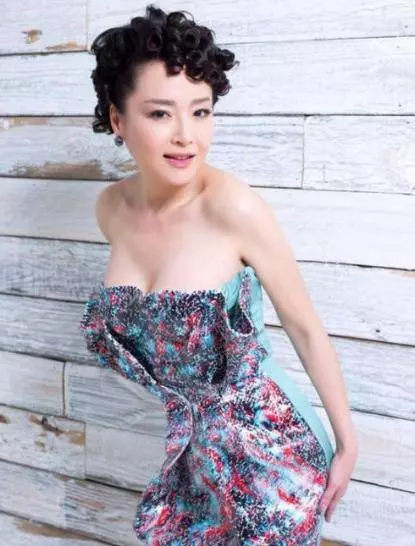 萬梓良現任和前任恬妞對比,這差距還真大,難怪萬梓良會換老婆