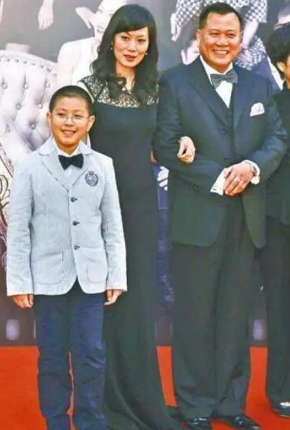 萬梓良現任和前任恬妞對比,這差距還真大,難怪萬梓良會換老婆