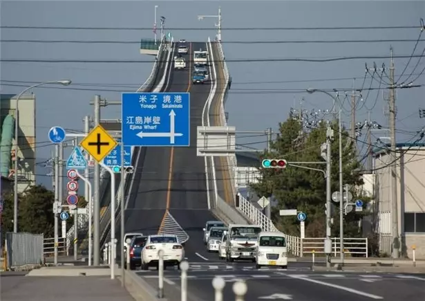 每天都要這樣上下班?這座「幾乎90度垂直」的橋,開上去一熄火就掉下來了吧....