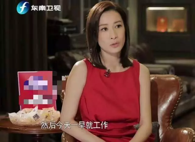 43歲佘詩曼參加《魯豫有約》,普通的坐姿暴露了港姐和明星的區別