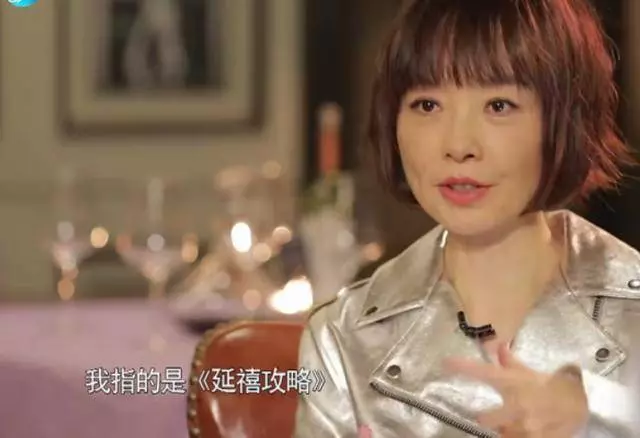 43歲佘詩曼參加《魯豫有約》,普通的坐姿暴露了港姐和明星的區別