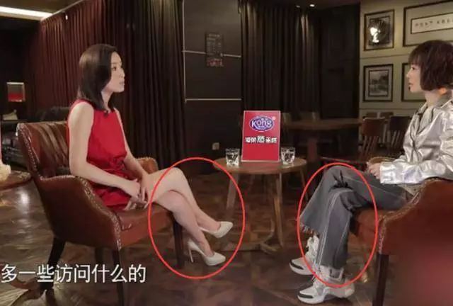 43歲佘詩曼參加《魯豫有約》,普通的坐姿暴露了港姐和明星的區別