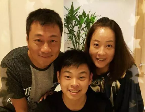 三屆TVB視帝,拋棄10年糟糠,為娶小三與母親斷絕關係