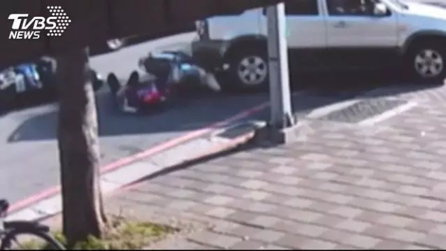 4車連環撞!幼教老師摔傷 白車涉肇逃