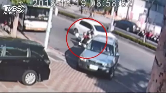 4車連環撞!幼教老師摔傷 白車涉肇逃