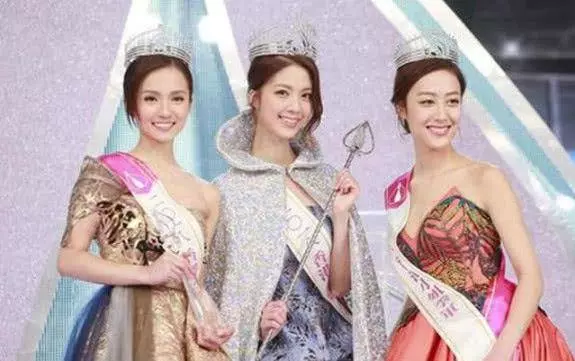 一代男神與最丑港姐相戀12年奉子結婚,女兒近照曝光全隨了媽媽