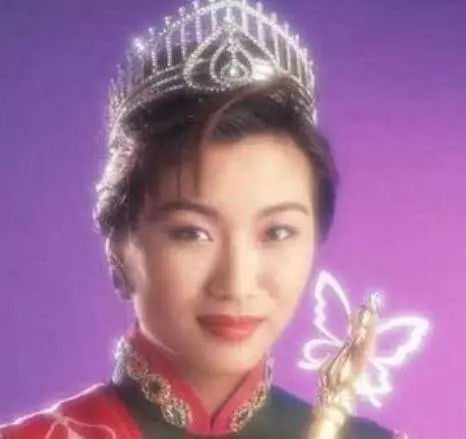 一代男神與最丑港姐相戀12年奉子結婚,女兒近照曝光全隨了媽媽