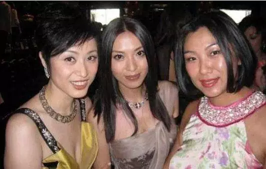 一代男神與最丑港姐相戀12年奉子結婚,女兒近照曝光全隨了媽媽