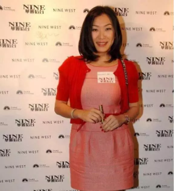 一代男神與最丑港姐相戀12年奉子結婚,女兒近照曝光全隨了媽媽