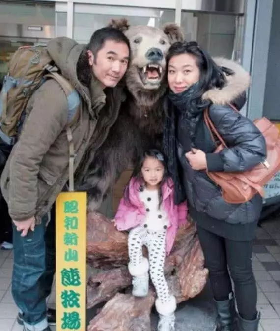 一代男神與最丑港姐相戀12年奉子結婚,女兒近照曝光全隨了媽媽