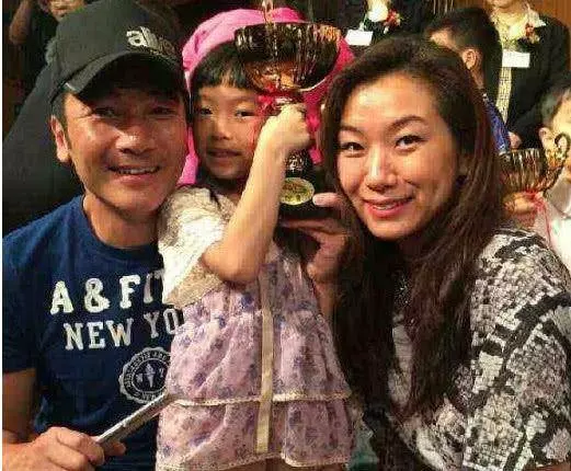 一代男神與最丑港姐相戀12年奉子結婚,女兒近照曝光全隨了媽媽