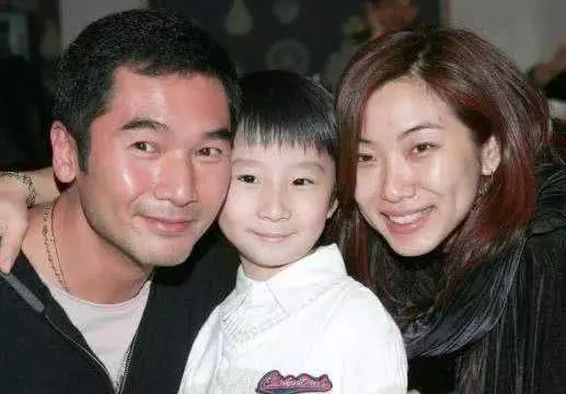一代男神與最丑港姐相戀12年奉子結婚,女兒近照曝光全隨了媽媽