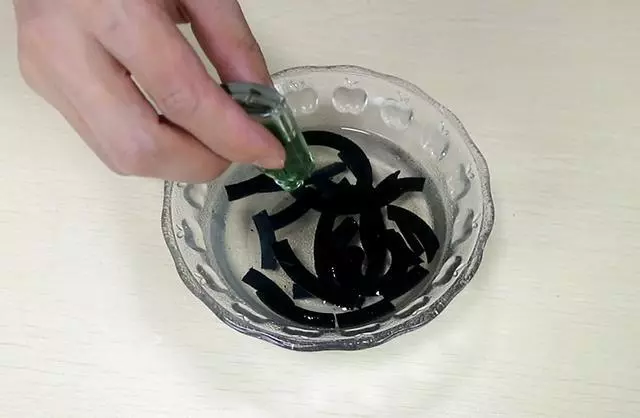 把蚊香放在水裡,輕鬆防蚊子