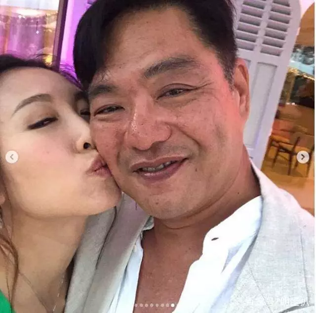 31歲港姐李美慧產女,56歲老公重金請月嫂,母女在娘家坐月子