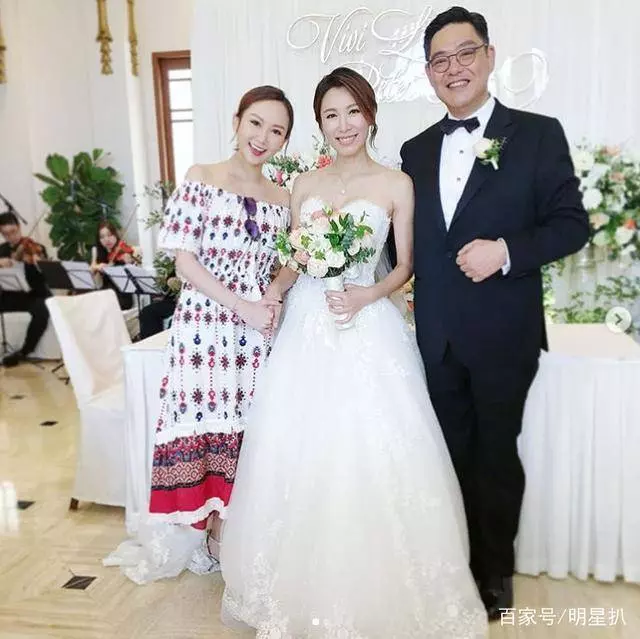 31歲港姐李美慧產女,56歲老公重金請月嫂,母女在娘家坐月子
