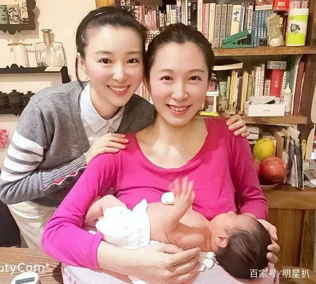 31歲港姐李美慧產女,56歲老公重金請月嫂,母女在娘家坐月子