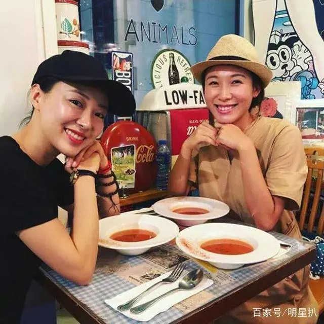 31歲港姐李美慧產女,56歲老公重金請月嫂,母女在娘家坐月子