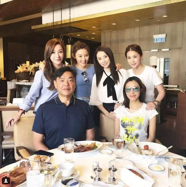 31歲港姐李美慧產女,56歲老公重金請月嫂,母女在娘家坐月子