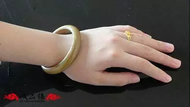 千萬不要把手鐲戴在「左手」上,這很重要!(女人必看)
