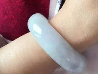 千萬不要把手鐲戴在「左手」上,這很重要!(女人必看)