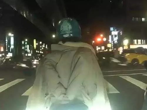 真的很猛!女騎士等紅燈,90秒完成更衣!