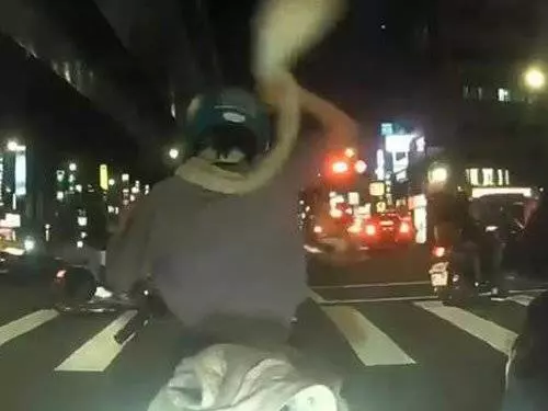 真的很猛!女騎士等紅燈,90秒完成更衣!