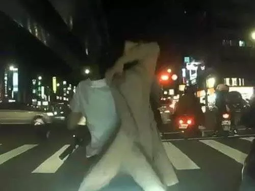 真的很猛!女騎士等紅燈,90秒完成更衣!