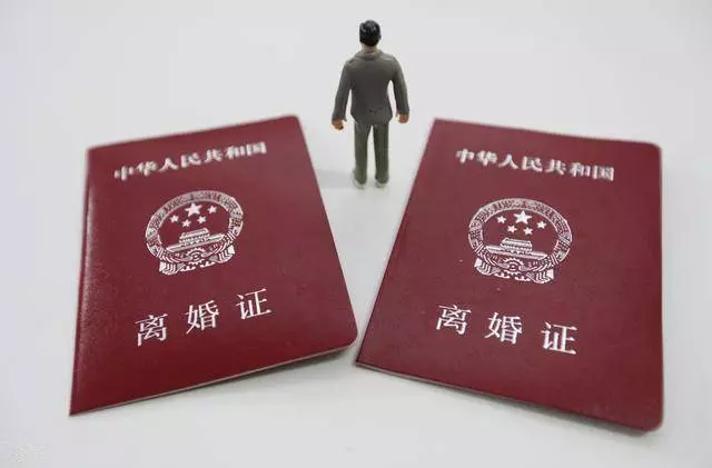 離婚後,我跟母親生活,我住院需要動手術,母親帶進來一人,我一看傻了!