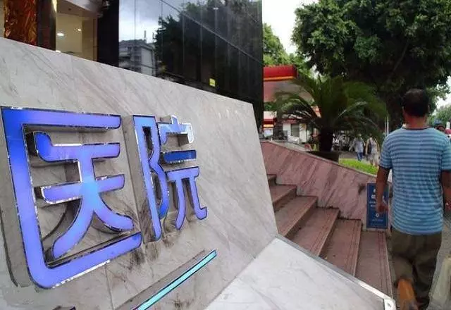 離婚後,我跟母親生活,我住院需要動手術,母親帶進來一人,我一看傻了!