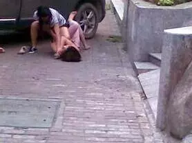 16歲嫩妻生下才剛滿月的女兒,竟發現17歲老公偷吃14歲嫩小三!她暴怒當街痛打嫩小三一頓!