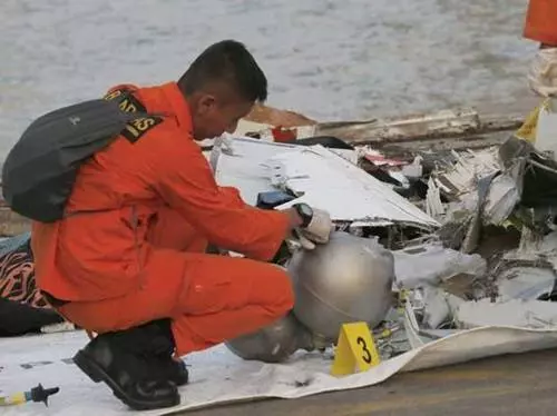 ◤印尼空難◢ 6具遺體已被撈起! 機組人員名字已經確認,永遠記住她們 -