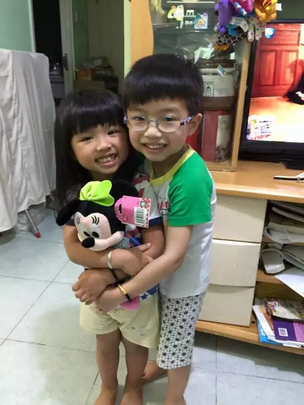 5歲女童被生父繼母活生生虐死!!把她舉起拋撞天花板10多次、剪刀剪肉、拖鞋巴臉、藤條亂掃、不給放吃! EZP9 生活網