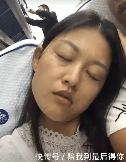小姐姐素顏坐高鐵被一帥哥叫大嬸? 化完妝後, 網友: 他高攀不起!