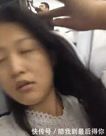 小姐姐素顏坐高鐵被一帥哥叫大嬸? 化完妝後, 網友: 他高攀不起!