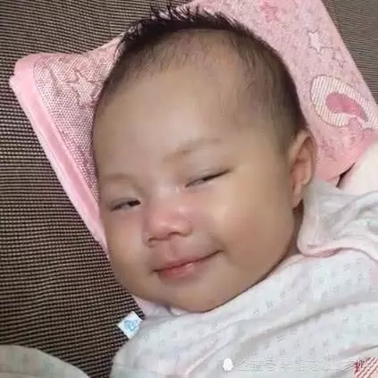 剛出生的嬰兒露出一個表情,把家裡人嚇到了,網友:沒喝孟婆湯吧!