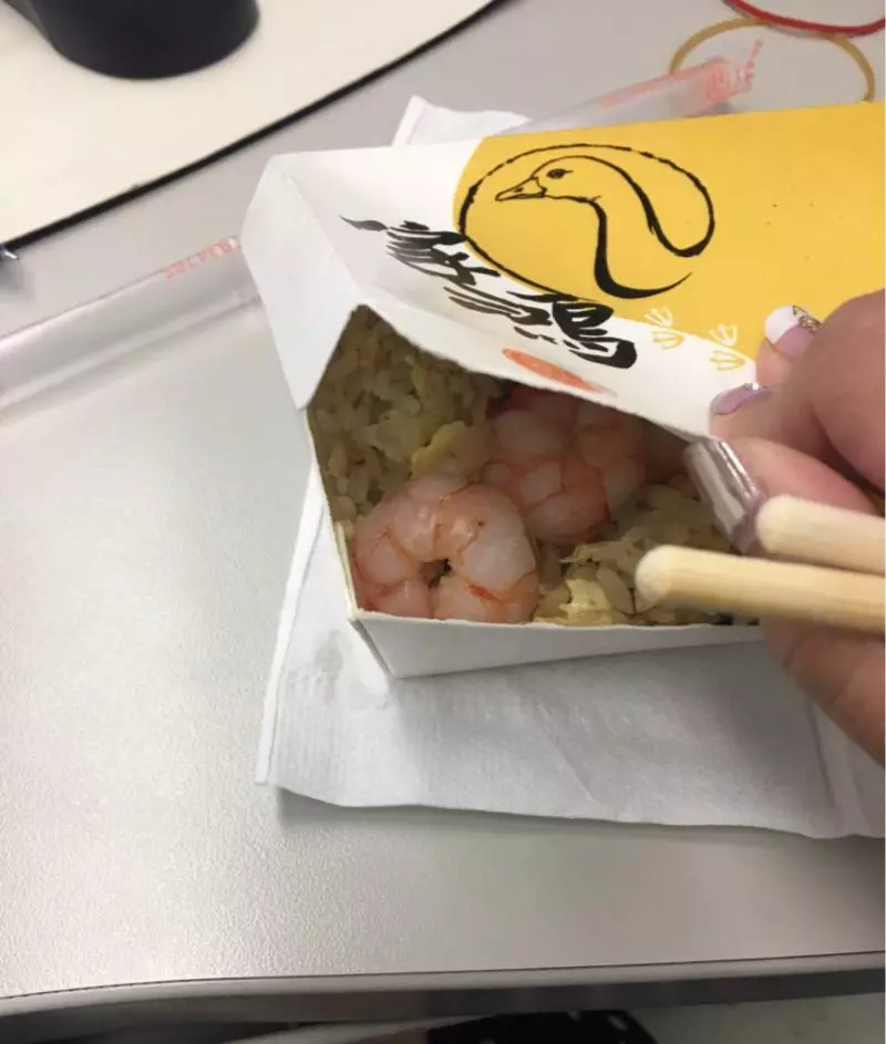 偷看到便當裝了「快滿出來的」大顆蝦仁 一打開直接從天堂哭到現實世界