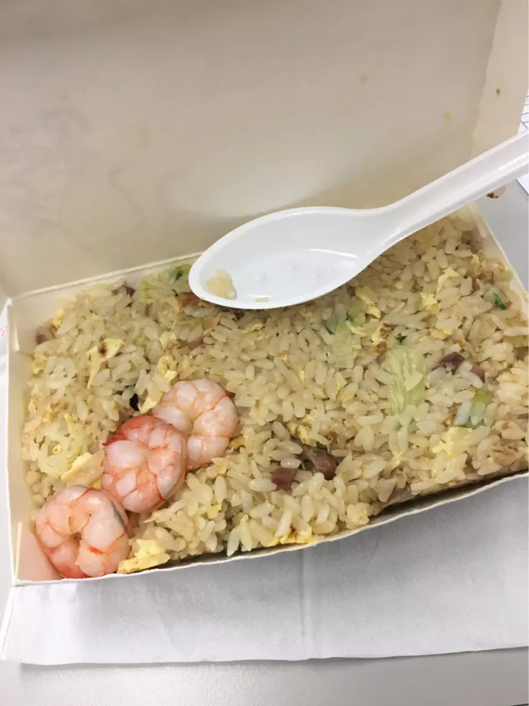 偷看到便當裝了「快滿出來的」大顆蝦仁 一打開直接從天堂哭到現實世界
