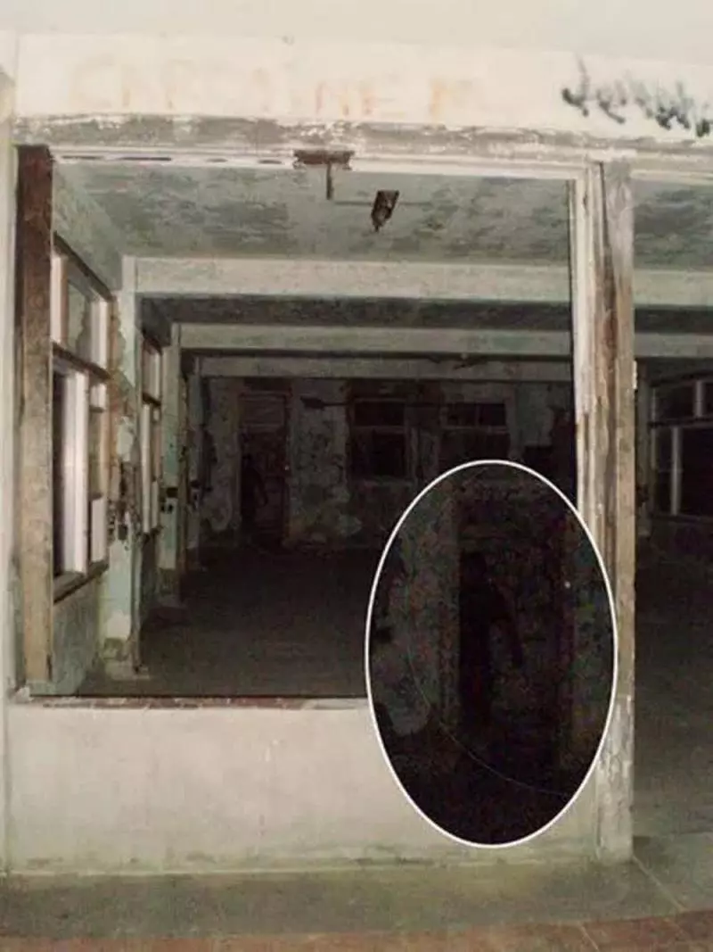 15張連鐵齒的你都「再也不敢關燈睡」超自然真實恐怖照 鏡子的傳說都是真的...千萬別回頭!