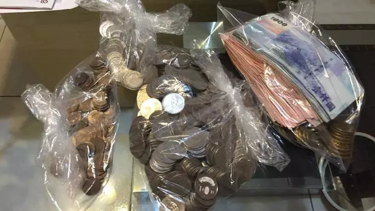 他利用「周星馳」發明超強存錢法 5個月後打開錢桶「金額超級驚人」!
